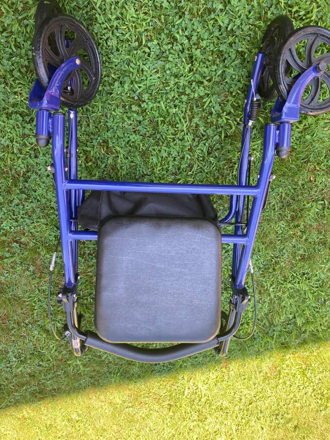Rollator with Seat, Basket and Brakes