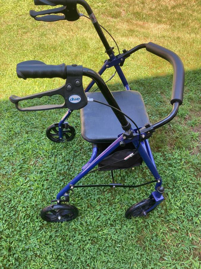 Rollator with Seat, Basket and Brakes