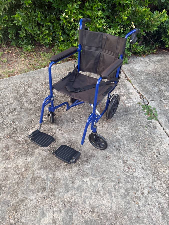 MEDLINE COMFORTABLE FOLDING WHEELCHAIR