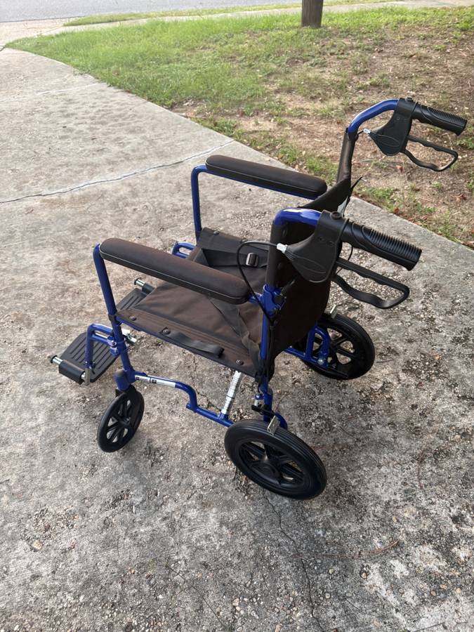 MEDLINE COMFORTABLE FOLDING WHEELCHAIR