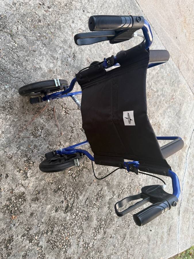 MEDLINE COMFORTABLE FOLDING WHEELCHAIR