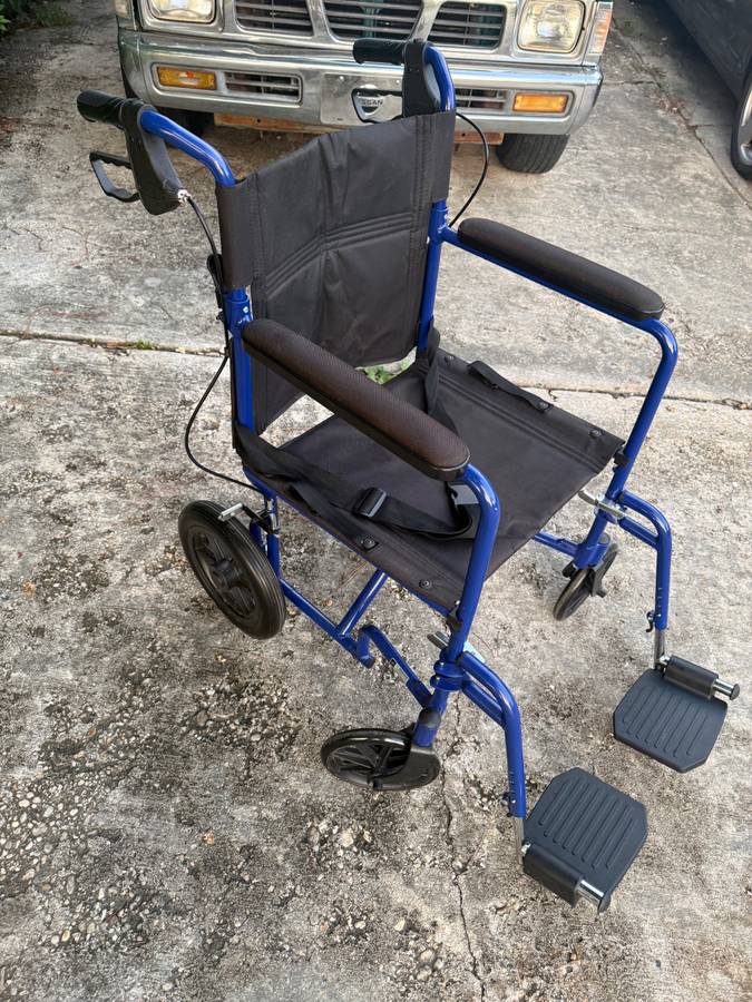 MEDLINE COMFORTABLE FOLDING WHEELCHAIR