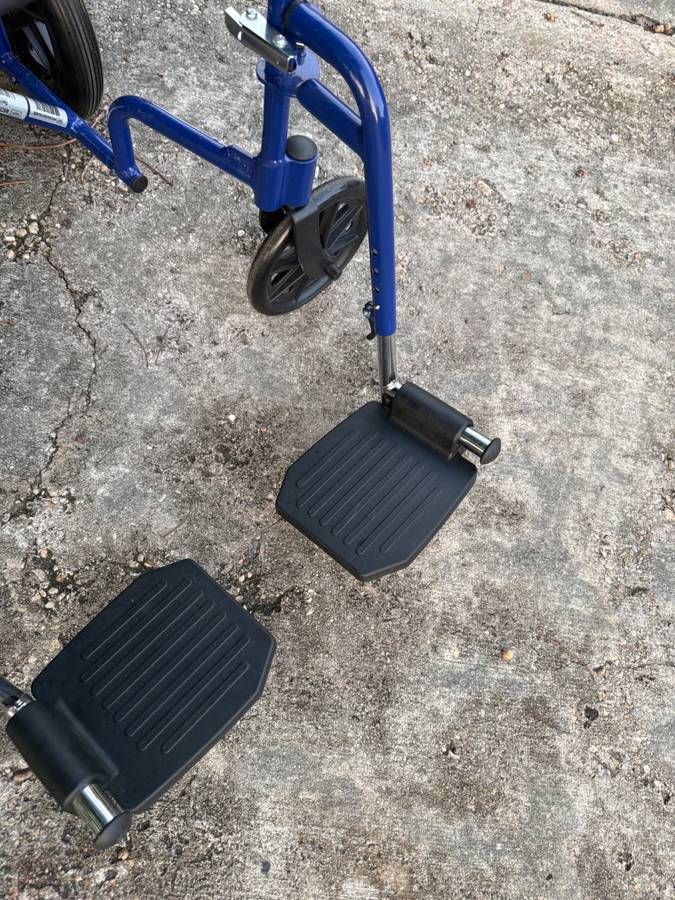 MEDLINE COMFORTABLE FOLDING WHEELCHAIR