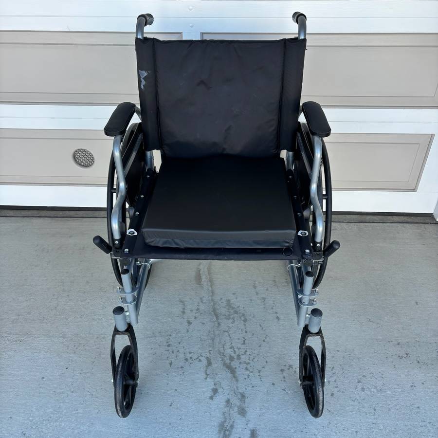 Medline Foldable wheelchair with seat cushion