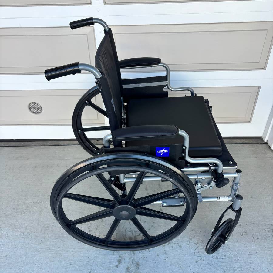 Medline Foldable wheelchair with seat cushion