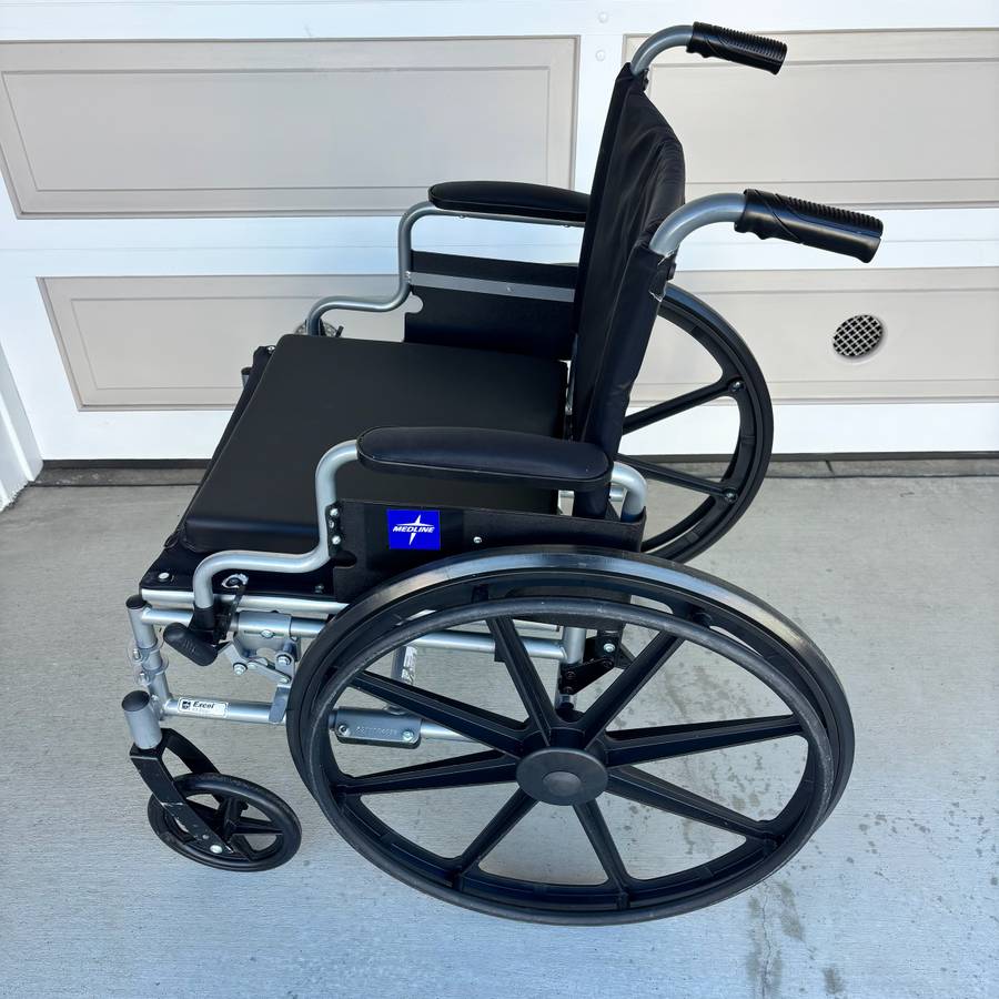 Medline Foldable wheelchair with seat cushion