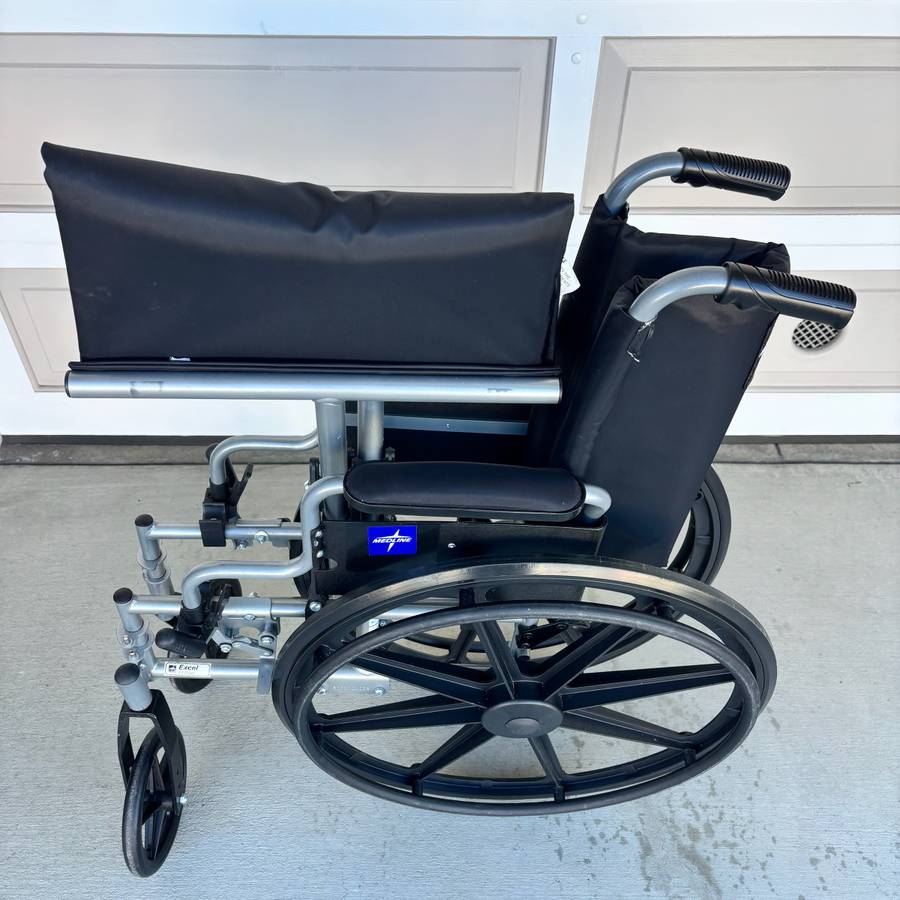 Medline Foldable wheelchair with seat cushion