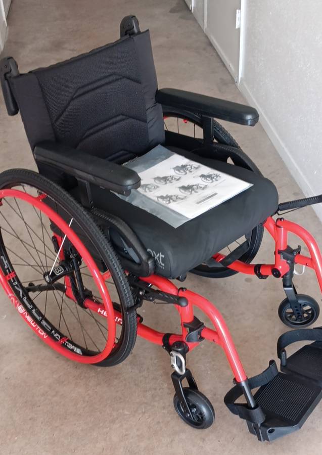Nearly new, extremely clean aluminum wheelchair