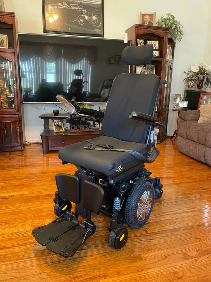 2025 Quantum J4E Power Wheelchair - Tilt, Recline, Seat Lift