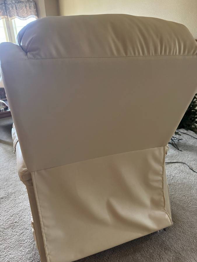LARGE LEATHER LIFT/RECLINER CHAIR -  (Tacoma West End)