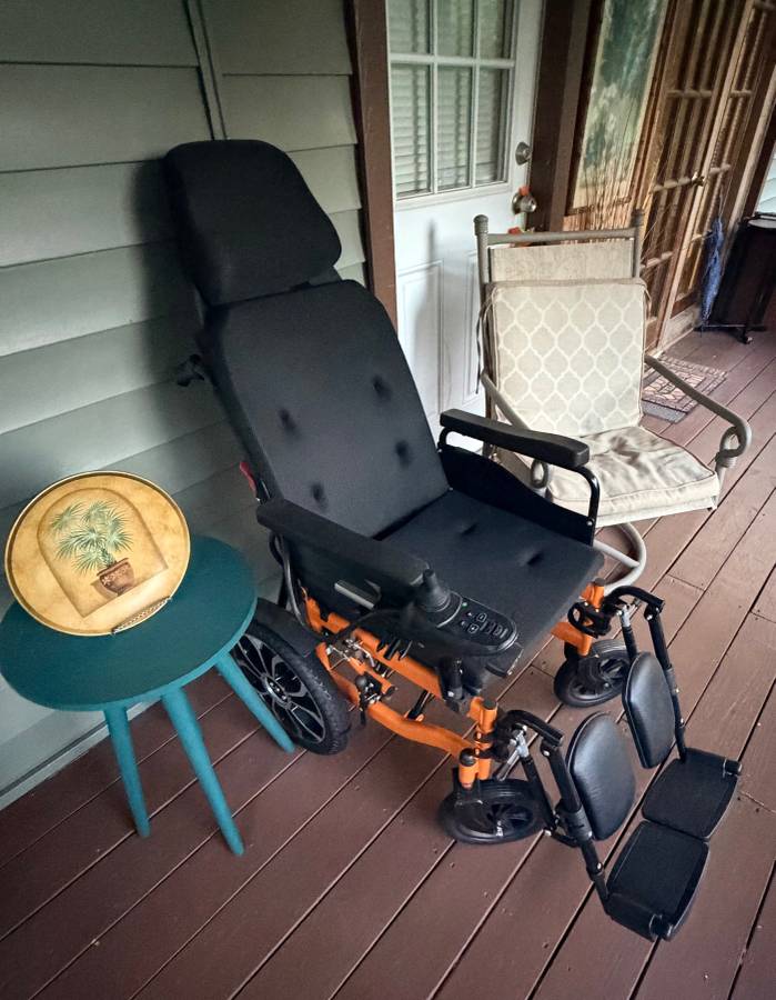 ELECTRIC WHEELCHAIR