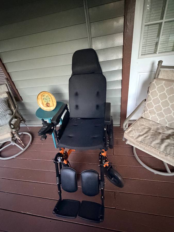 ELECTRIC WHEELCHAIR