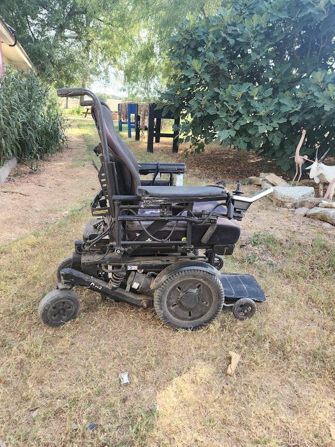 Invacare FX2 Power Wheelchair – Runs & Drives – Needs TLC